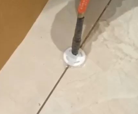 杭锦瓷砖空鼓维修公司专业解答瓷砖在铺贴过程中，如果没有涂抹均匀到位的粘结材料（如水泥砂浆或瓷砖胶），可能会导致以下问题